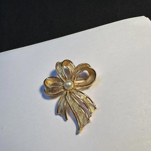 Signed Napier Brooch Pin Gold Tone Bow With Faux Pearl - Picture 5 of 7